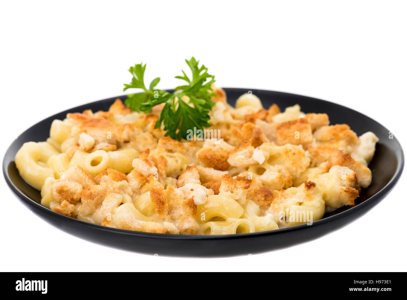 Maccheroni al formaggio con crostini - sfondo bianco Foto Stock