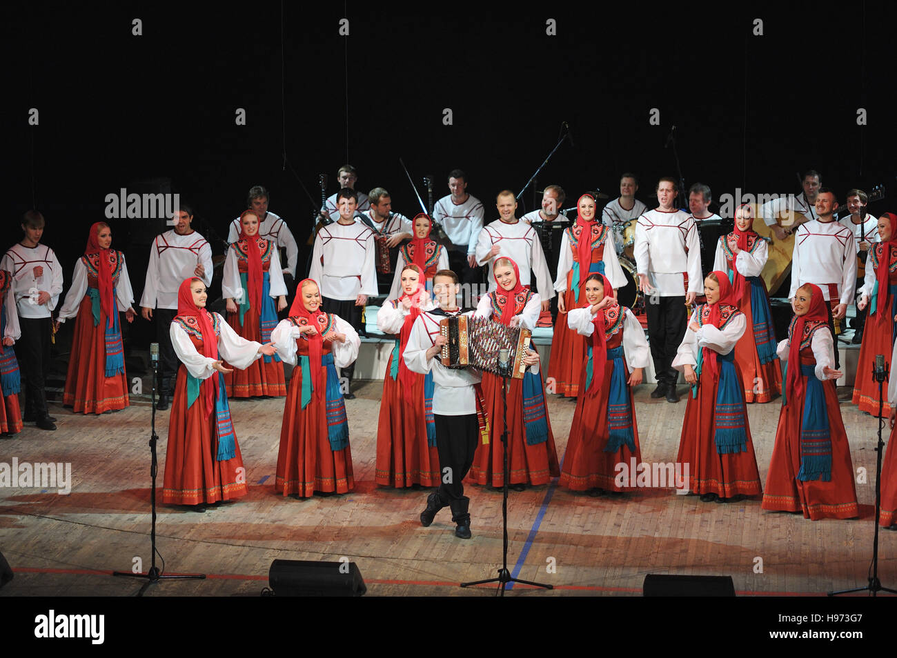 SYKTYVKAR, Russia - 19 novembre 2016: Le prestazioni dell'Pyatnitsky folk russo Coro in teatro dell'Opera e del balletto, Syktyvkar. Foto Stock