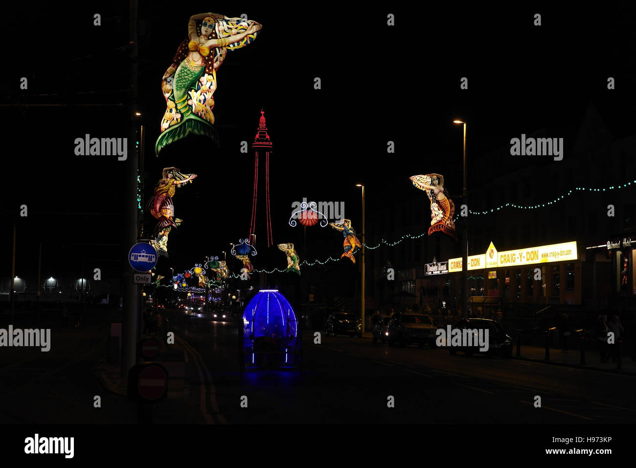 Vista notturna sirena luminarie presso il Craig Y Don Hotel a rosso illuminato dalla torre di Blackpool, Central Promenade, Blackpool luminarie, Lancashire, Regno Unito Foto Stock