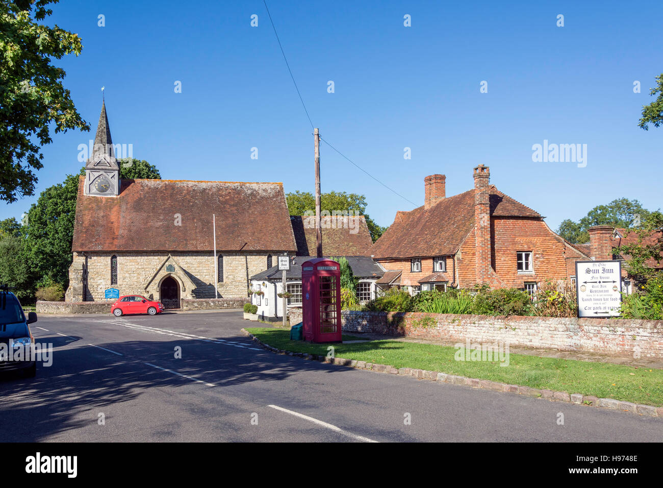 Chiesa della Santa Trinità e Ye Olde Sun Inn, Plaistow, West Sussex, in Inghilterra, Regno Unito Foto Stock