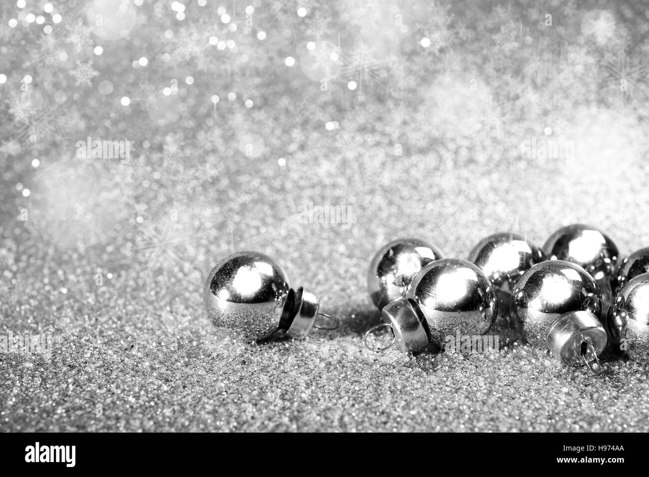 Argento palle di Natale sulla splendente sfondo glitter Foto Stock