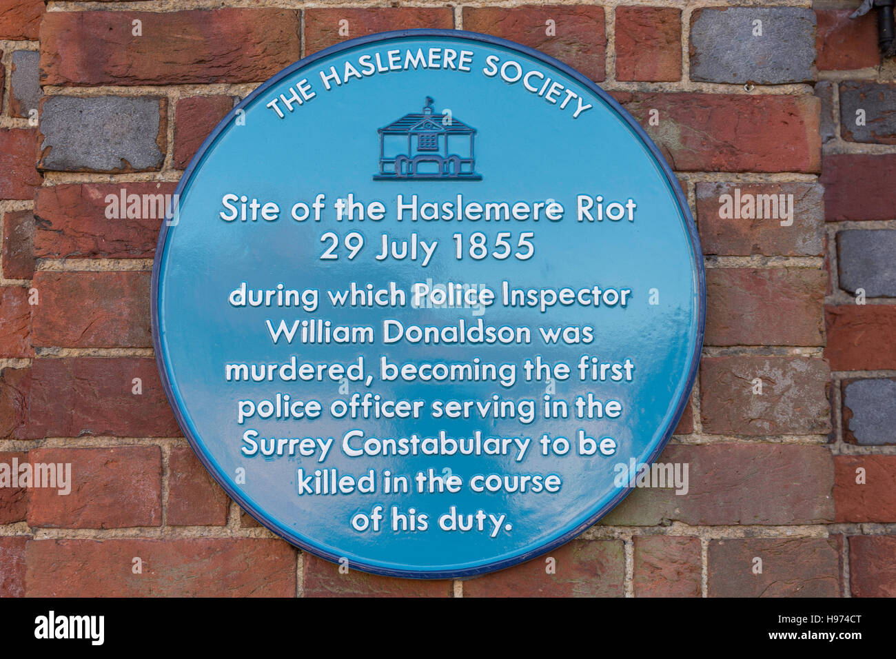 Targa blu sul sito del 1855 Haslemere sommossa, High Street, Haslemere, Surrey, England, Regno Unito Foto Stock