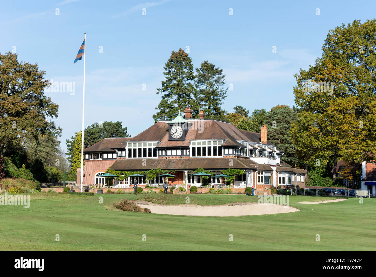 Clubhouse e xviii verde, Sunningdale Golf, Sunningdale, Berkshire, Inghilterra, Regno Unito Foto Stock