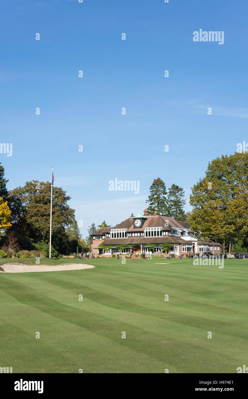 Clubhouse e xviii verde, Sunningdale Golf, Sunningdale, Berkshire, Inghilterra, Regno Unito Foto Stock