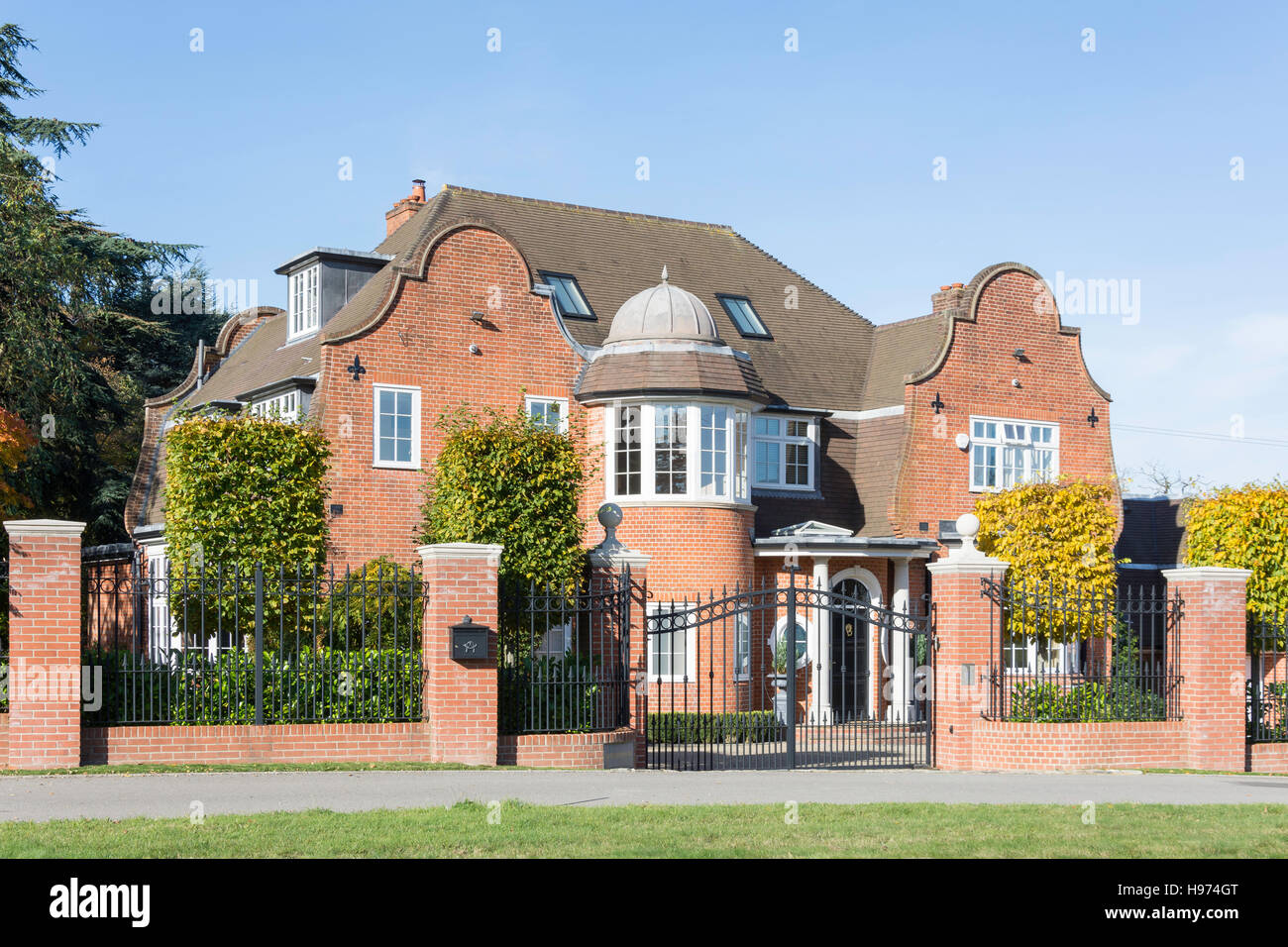 Grande casa su Sunningdale Ladies Golf Course, Sunningdale, Berkshire, Inghilterra, Regno Unito Foto Stock