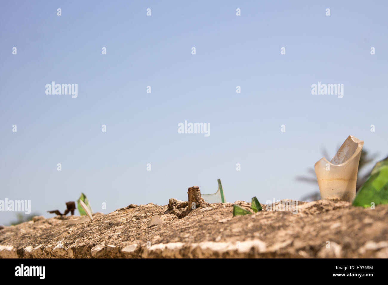 Vetro delle bottiglie rotte sulla sommità della parete Foto Stock