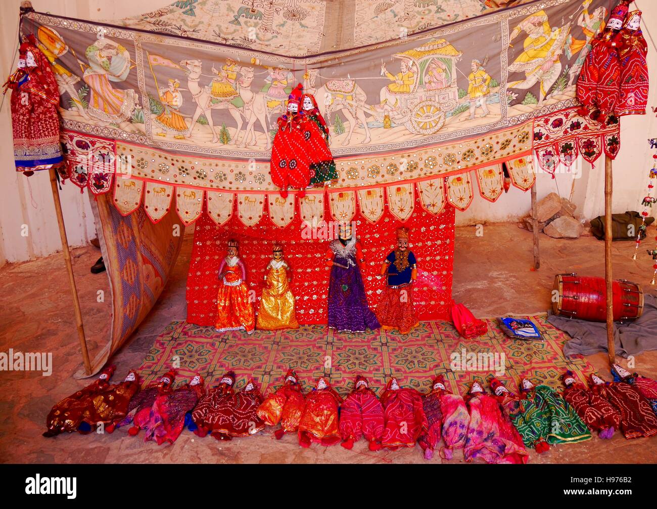 Tradizionale, fatti a mano, dipinto luminosamente marionette nel teatro dei pupi in Rajasthan, India Foto Stock