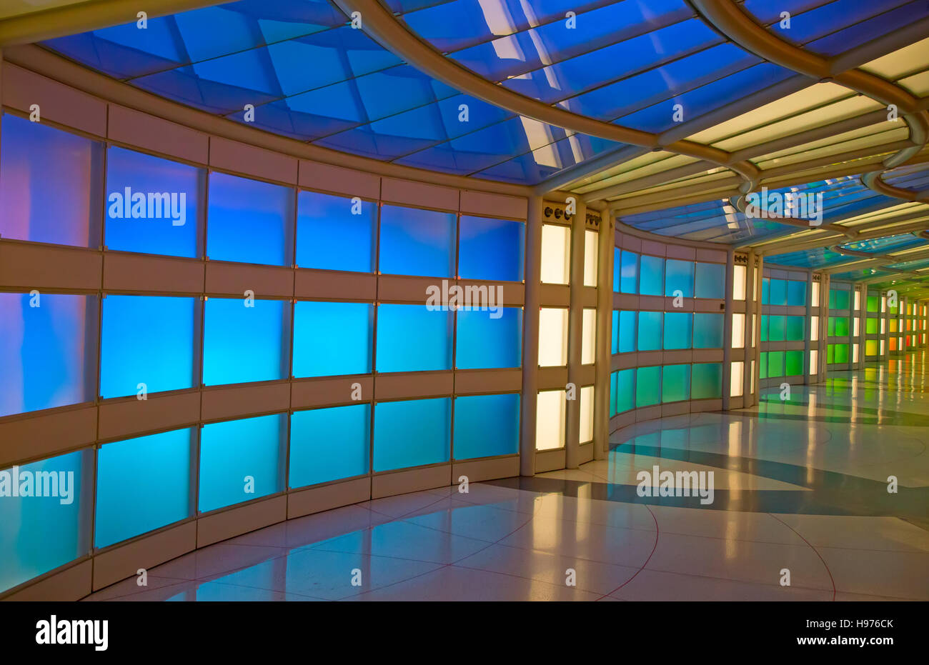 Chicago, IL, Stati Uniti d'America - 24 Settembre 2016: passaggio sotterraneo i morsetti di collegamento del Chicago O'Hare Airport. Foto Stock