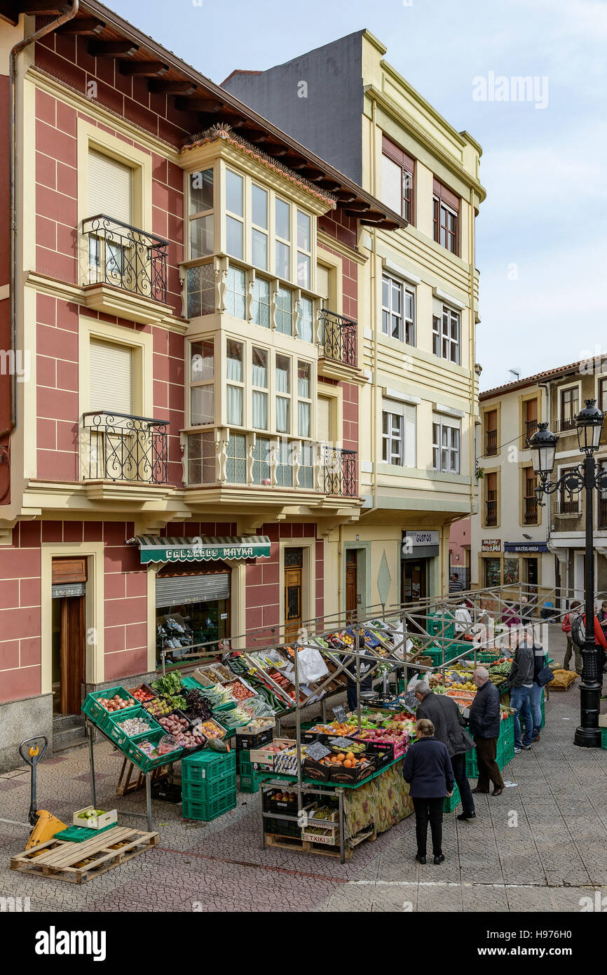 Cibo, occidentale e il mercato della frutta nella piazza principale del borgo di Ampuero, Cantabria, Spagna, Europa Foto Stock