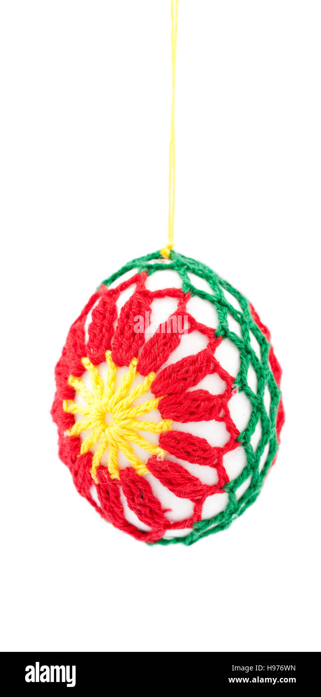 Uova colorate a mano su sfondo bianco Foto Stock