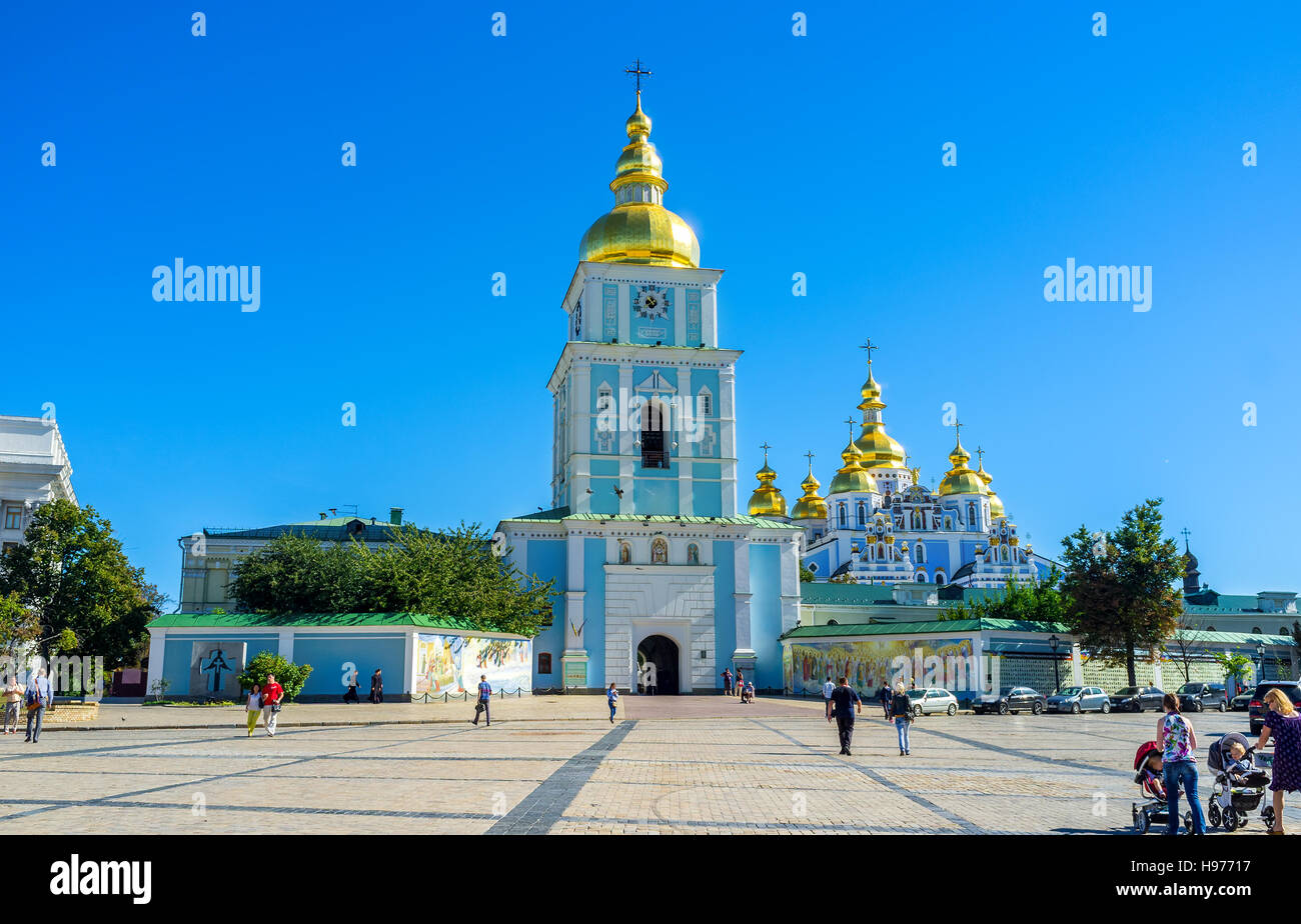 La vista sul grande campanile e sulla cattedrale del monastero con cupola dorata di San Michele, decorato con murales, motivi, Kiev, Ucraina Foto Stock