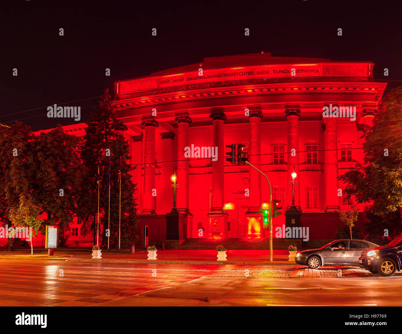 L'edificio principale dell'Università Nazionale di Taras Shevchenko in illuminazione luminosa, Kiev, Ucraina Foto Stock