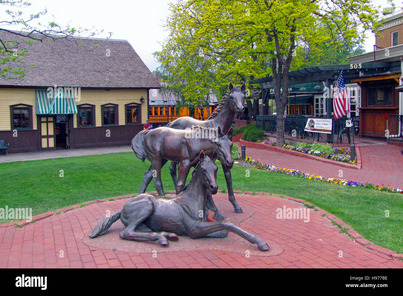 La vita di dimensioni scultura in bronzo, "Whinny e amici" un trio di pony scolpito da Joyce Parkerson, Durango, Colorado, STATI UNITI D'AMERICA Foto Stock