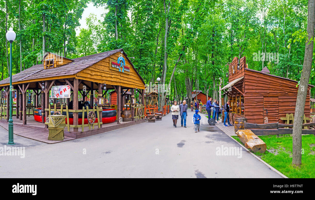 La città in stile occidentale di Central Park vanta il rodeo Cowboy e il poligono di tiro con divertenti regali, Kharkiv, Ucraina Foto Stock