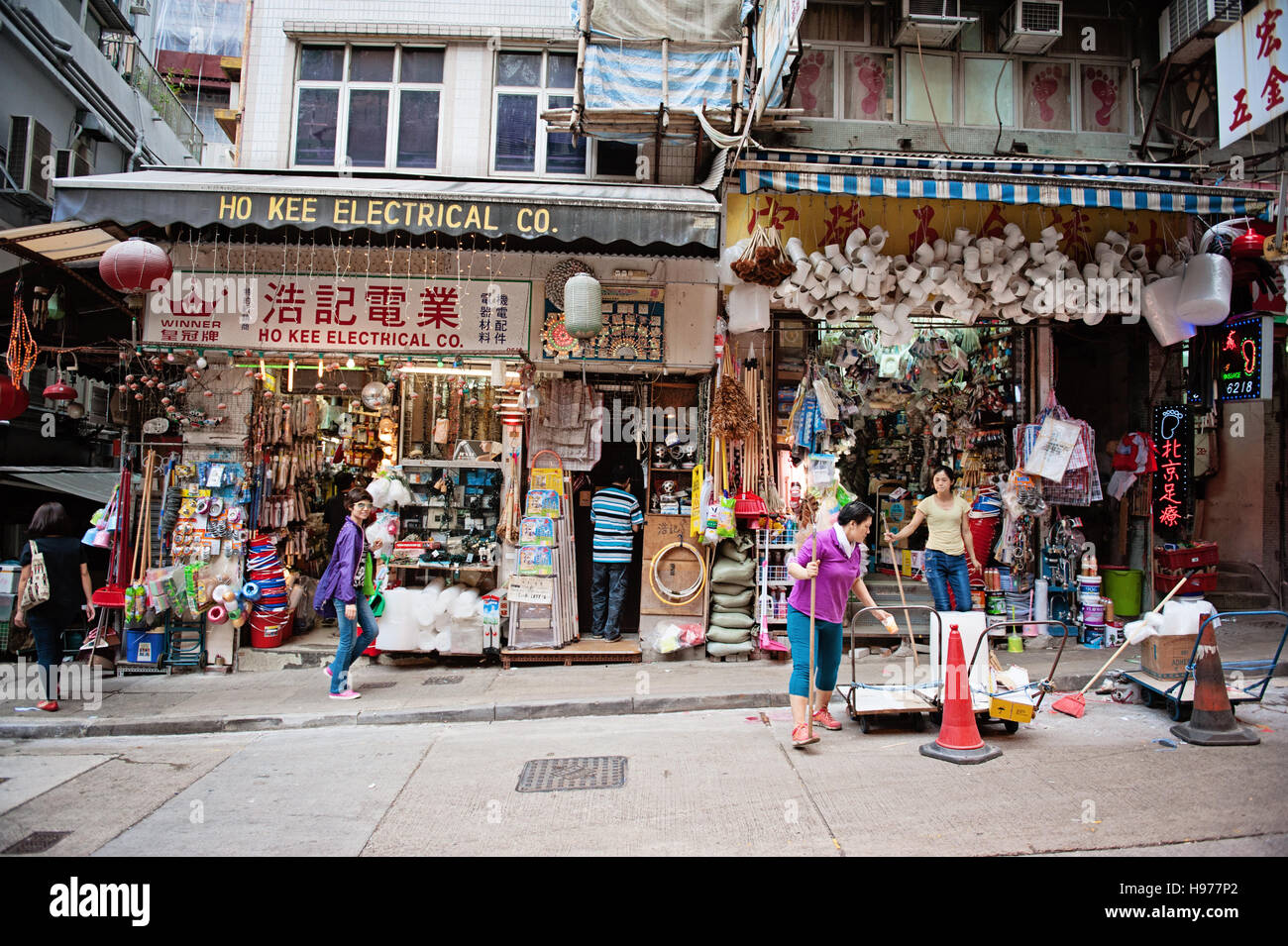 Hong Kong street scene, Wellington Road, con i negozi e la costruzione Foto Stock