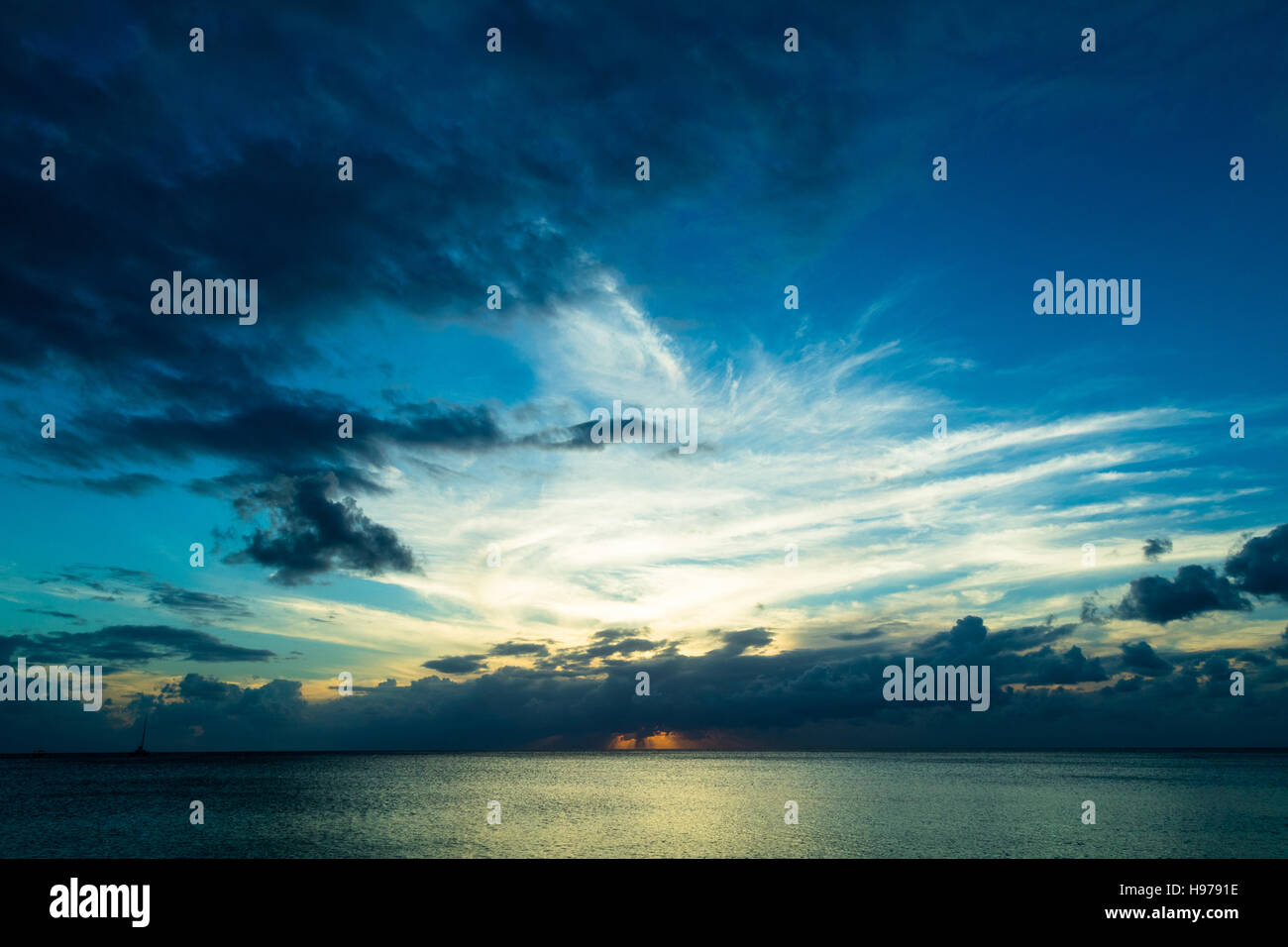 Tramonto sull'oceano tropicale Foto Stock