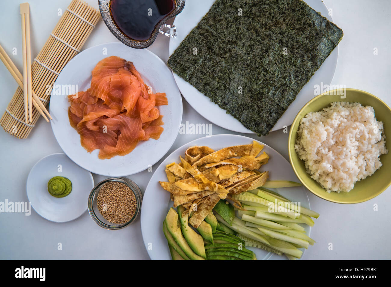 Un certo numero di ingredienti su piastre pronte a fare il sushi Foto Stock