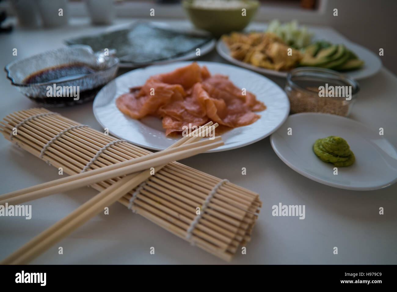 Bacchette, wasabi e sushi rotoli su un tavolo Foto Stock