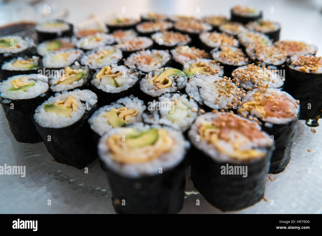 Un certo numero di rotoli di sushi preparato su una piastra Foto Stock