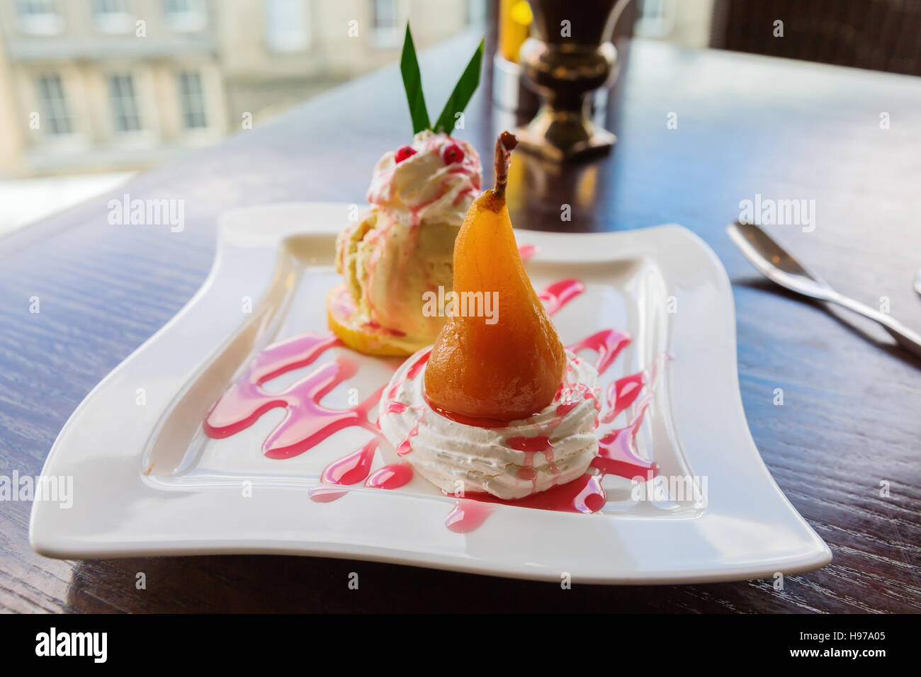 Il dessert con purea di pera e gelato Foto Stock