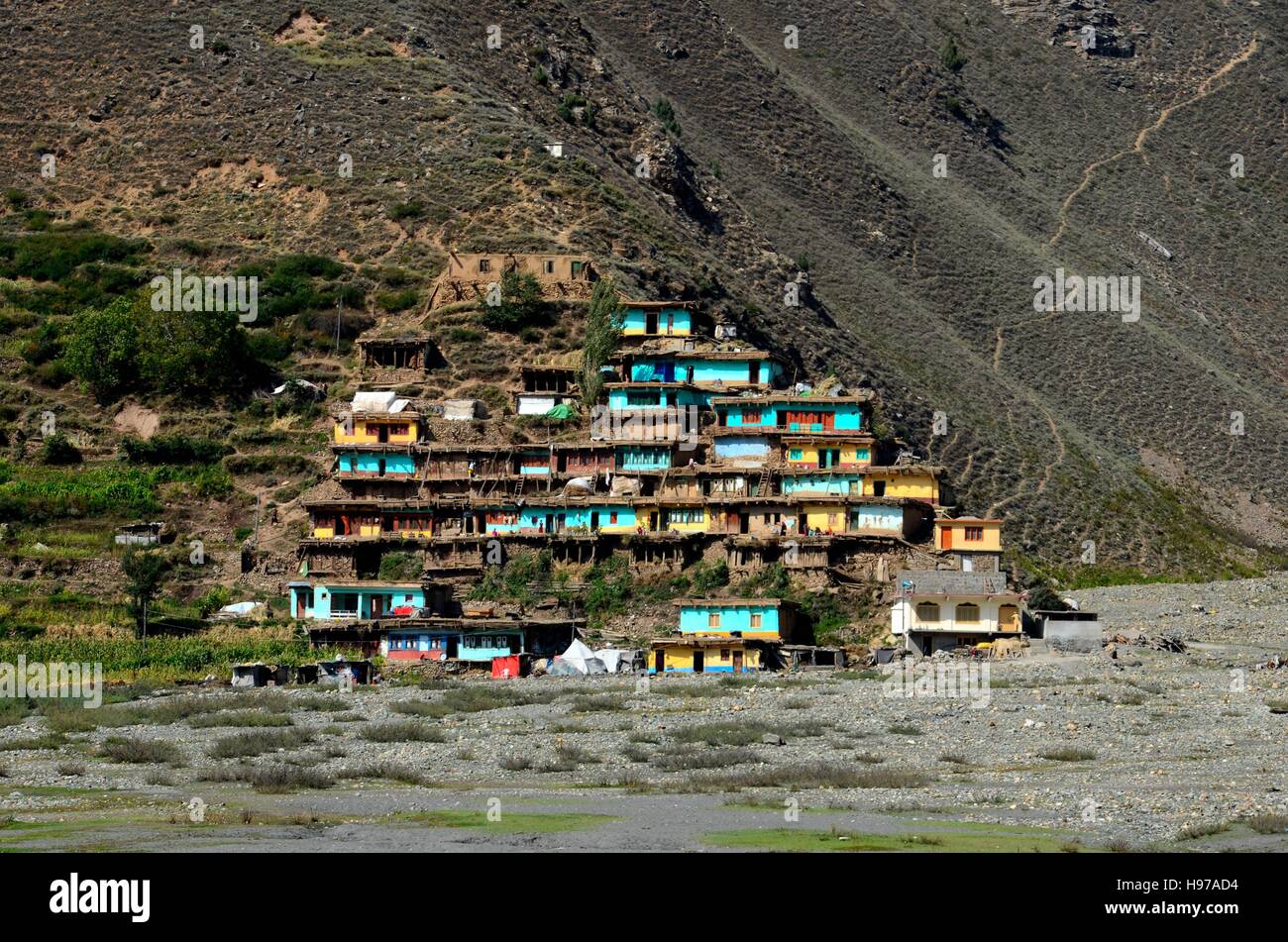 Villaggio con case colorate sul versante Kaghan Valley in Pakistan Foto Stock