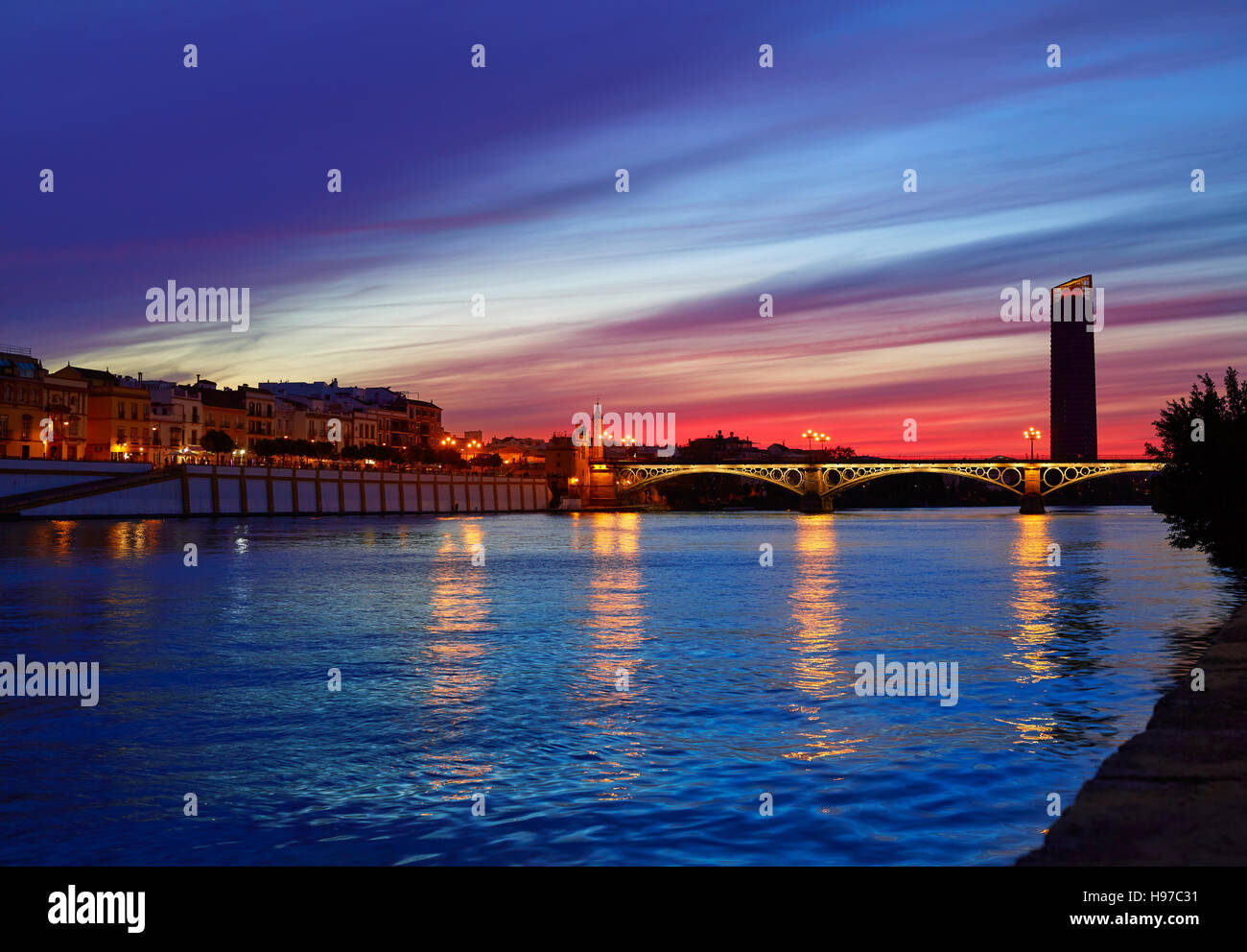 Puente Isabel II Ponte di Triana Siviglia tramonto di Andalusia Spagna Foto Stock