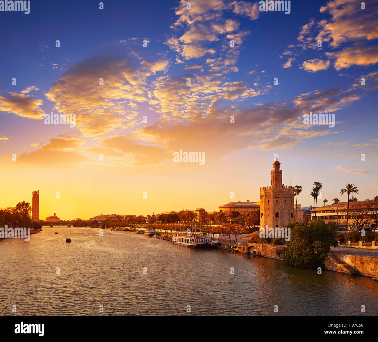 Siviglia skyline tramonto Torre del Oro a Siviglia Andalusia Spagna Foto Stock