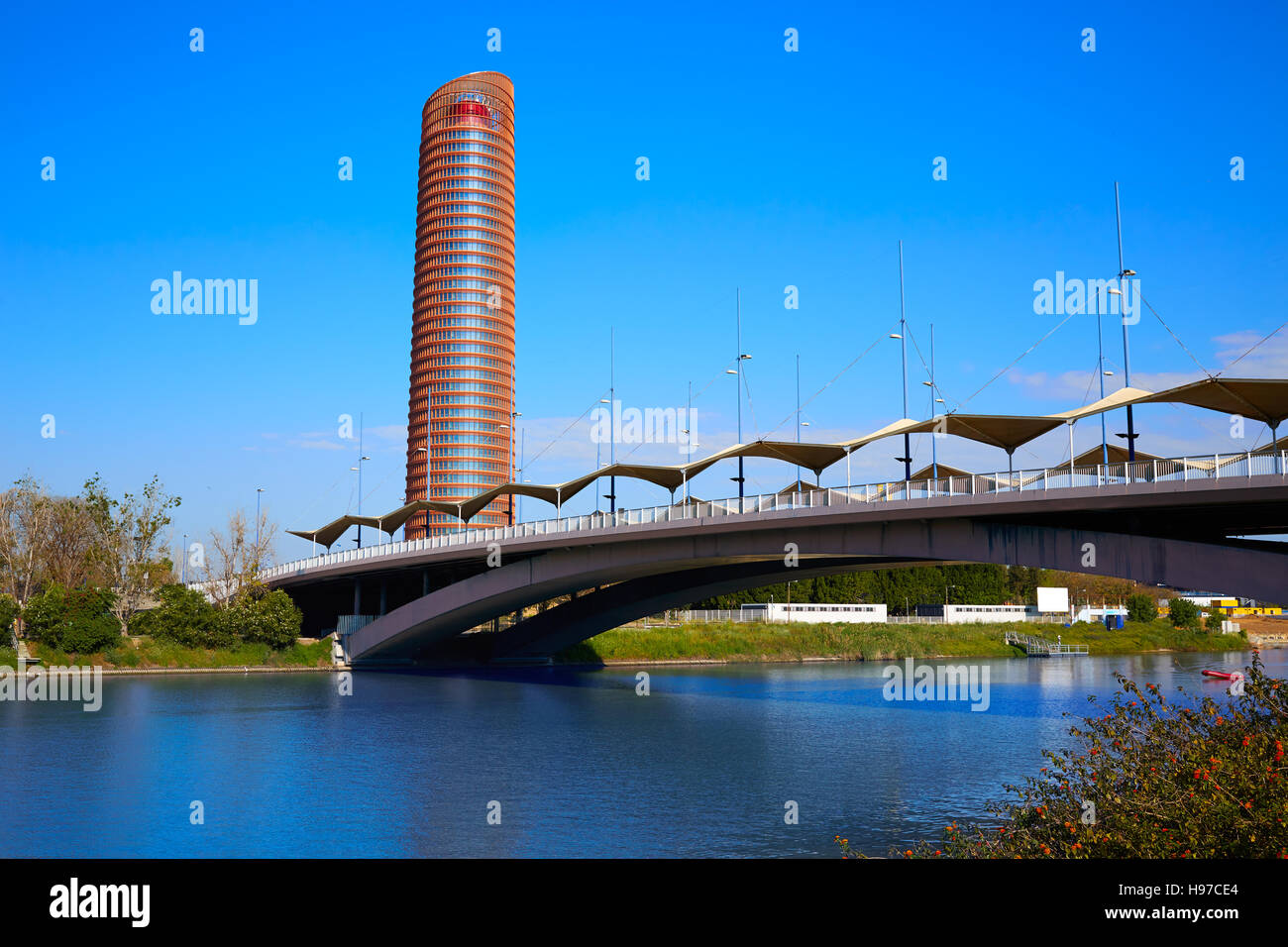 Torre de Sevilla e puente Cachorro in Siviglia Andalusia Spagna Foto Stock