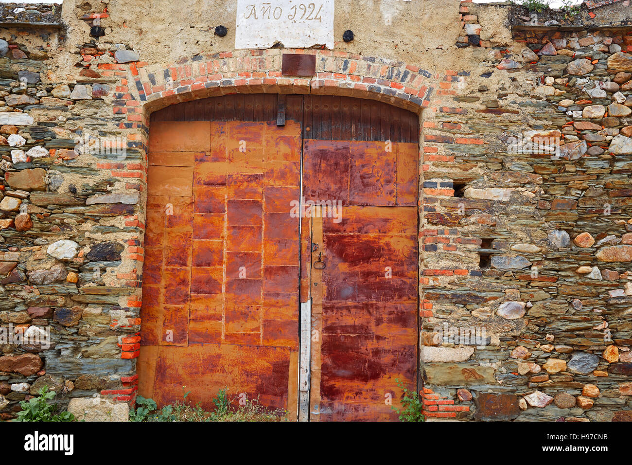 Il vecchio grunge ferro arrugginita porta lungo Via de la Plata il modo in Spagna Foto Stock