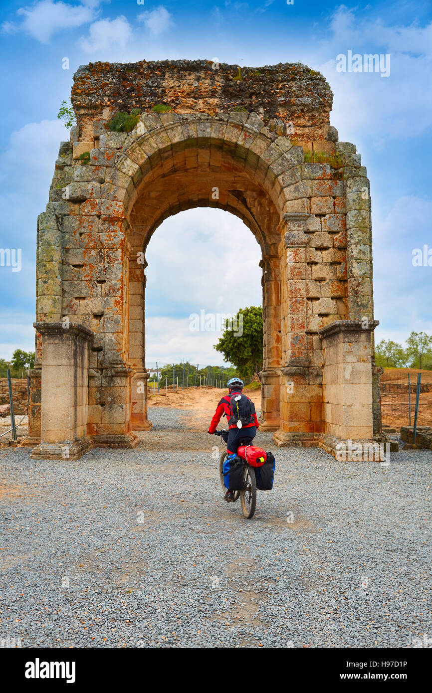 Arco romana di caparra in Spagna Estremadura biker da pellegrino la Via de la Plata modo Foto Stock