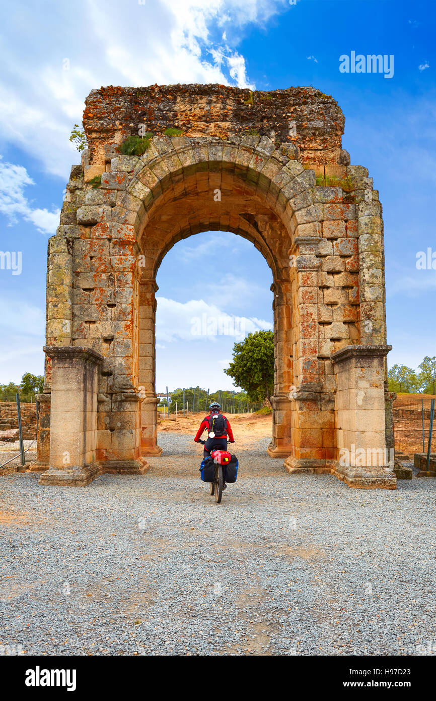 Arco romana di caparra in Spagna Estremadura biker da pellegrino la Via de la Plata modo Foto Stock