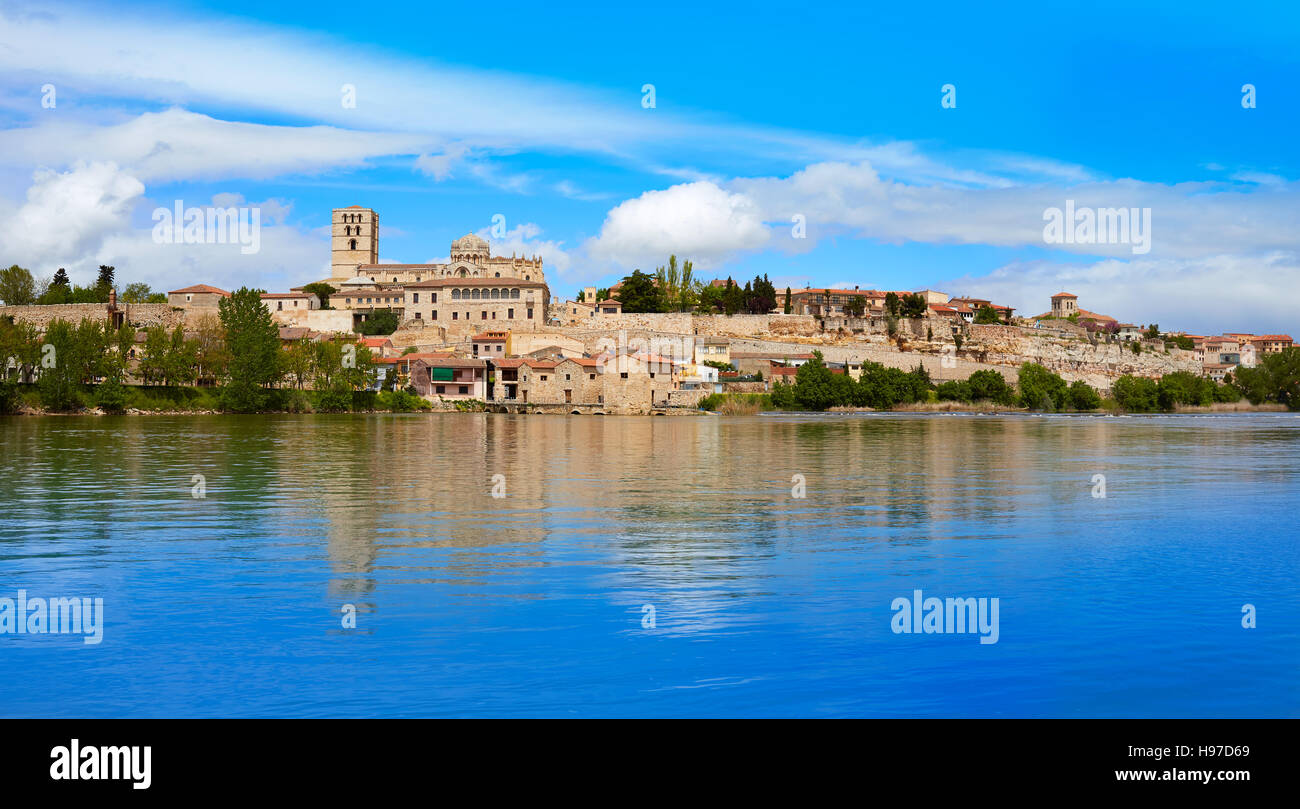 Zamora skyline dal fiume Duero della Spagna in Via de la Plata Cammino di Santiago Foto Stock