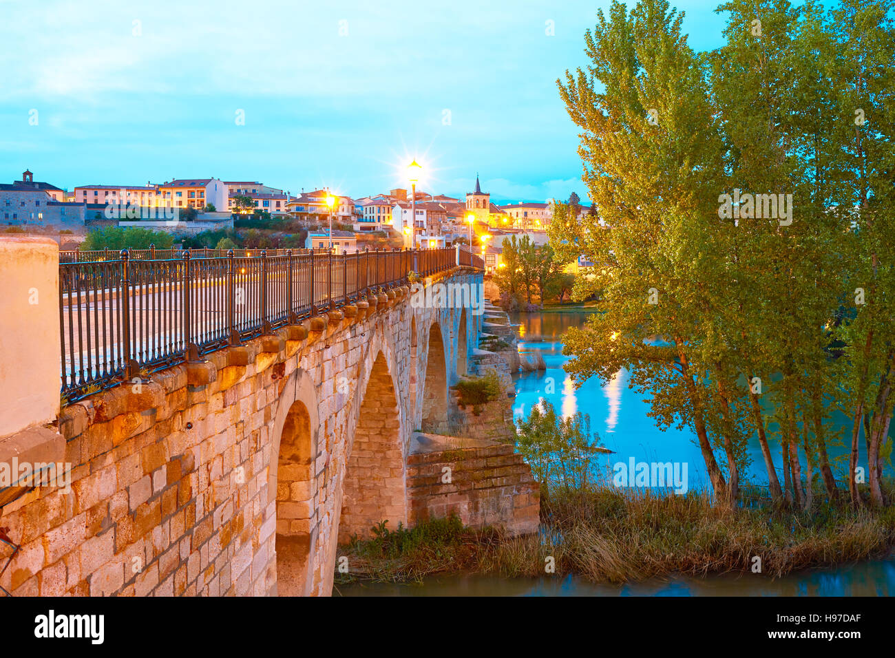 Zamora Puente de Piedra ponte di pietra sul fiume Duero della Spagna Foto Stock
