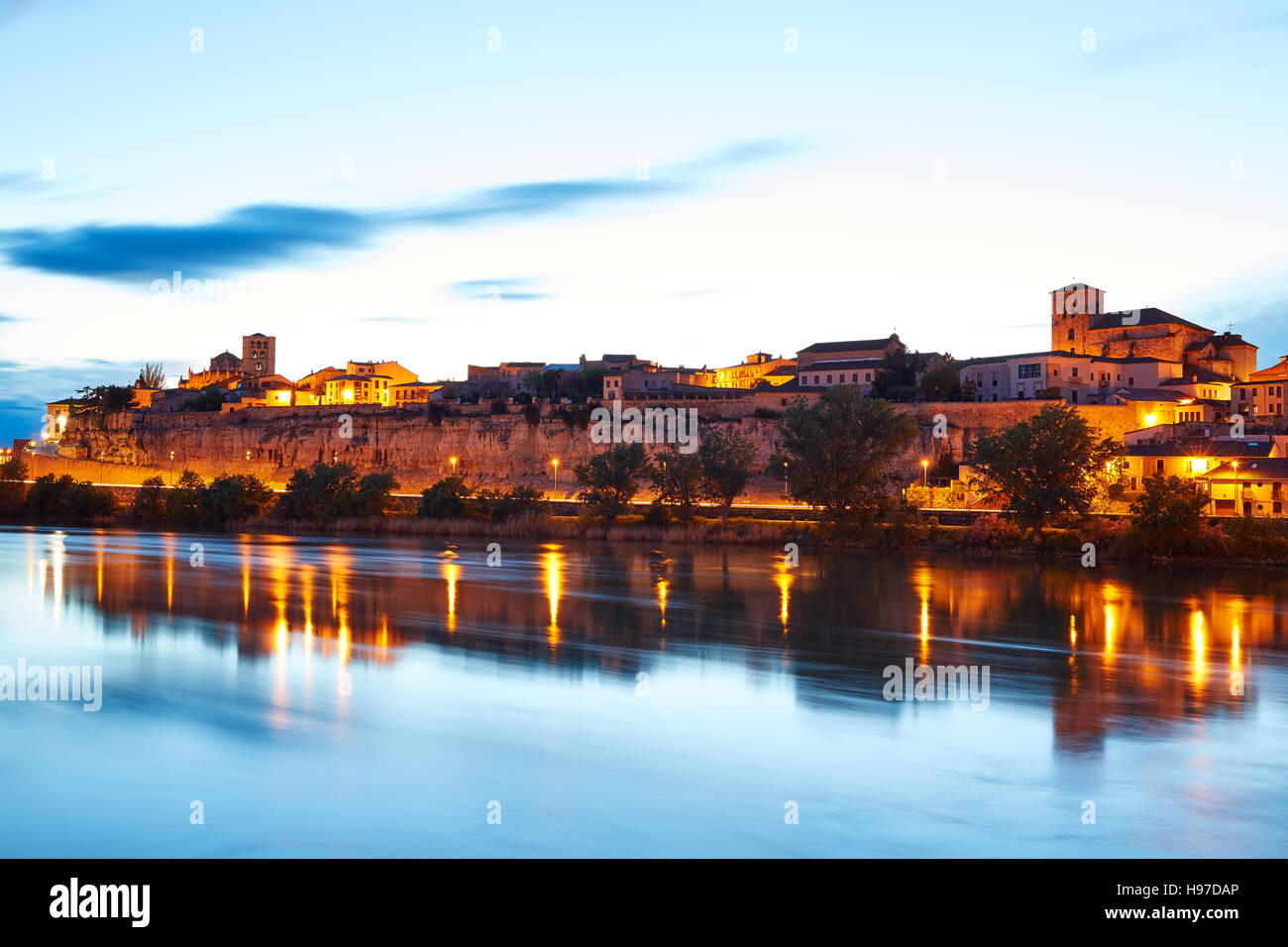 Zamora skyline al tramonto dal fiume Duero della Spagna Foto Stock