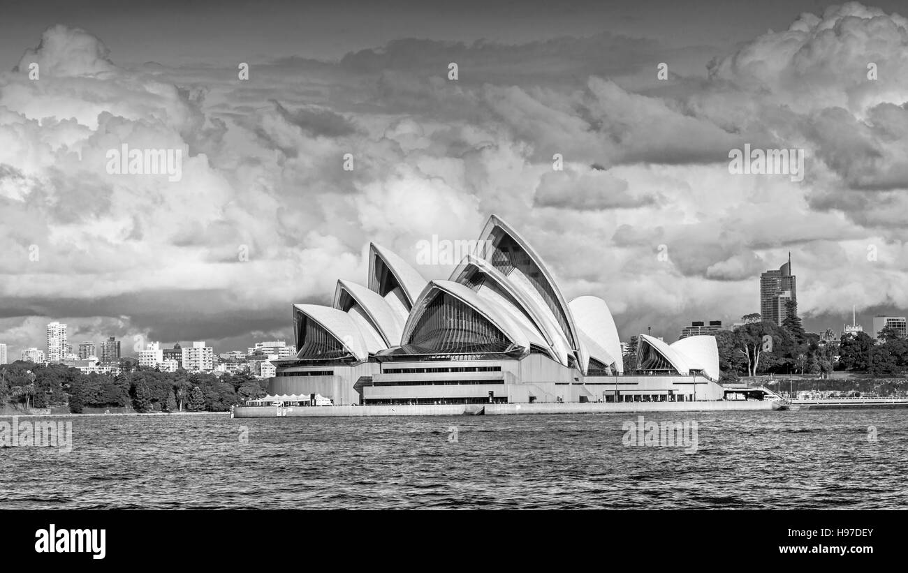 Con il suo tetto ad incastro o 'shells', Opera House di Sydney in Australia è il più riconoscibile edificio. Immagine monocromatica. Foto Stock