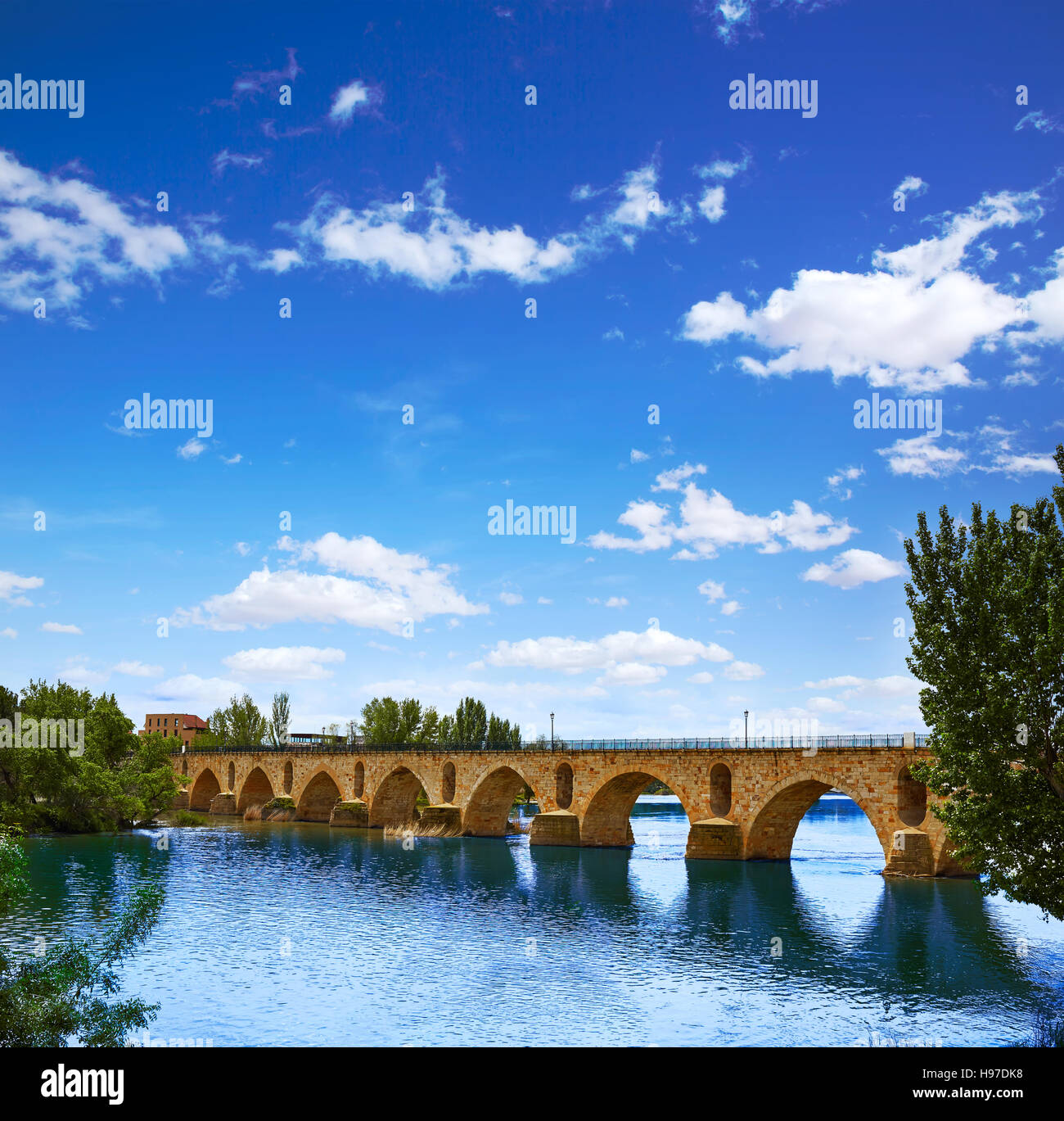 Zamora Puente de Piedra ponte di pietra sul fiume Duero di Spagna da Via de la Plata Foto Stock