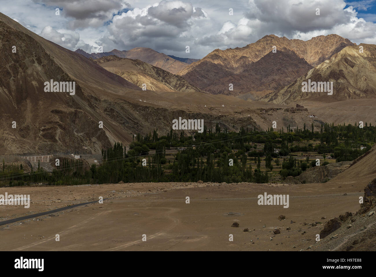 Vista della valle Saspol dall'autostrada Srinagar-Leh Foto Stock