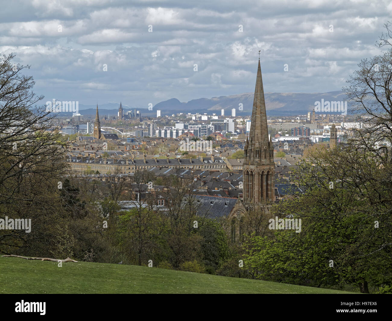 Vista aerea di Glasgow da queens park che mostra il nord ovest della città con il Campsie Hills in background Foto Stock