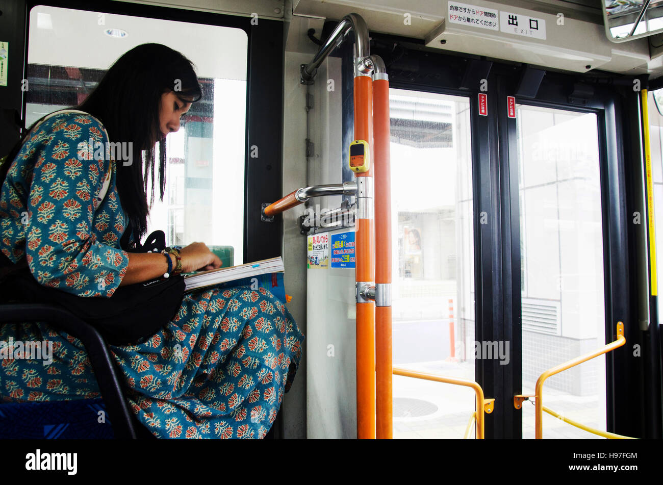 Traveler donna thai sedersi sul bus a Saitama City vai a Kawagoe o Kawagoe poco Edo in città per viaggiare e visitare nella regione di Kanto il 19 ottobre 2016 in Foto Stock