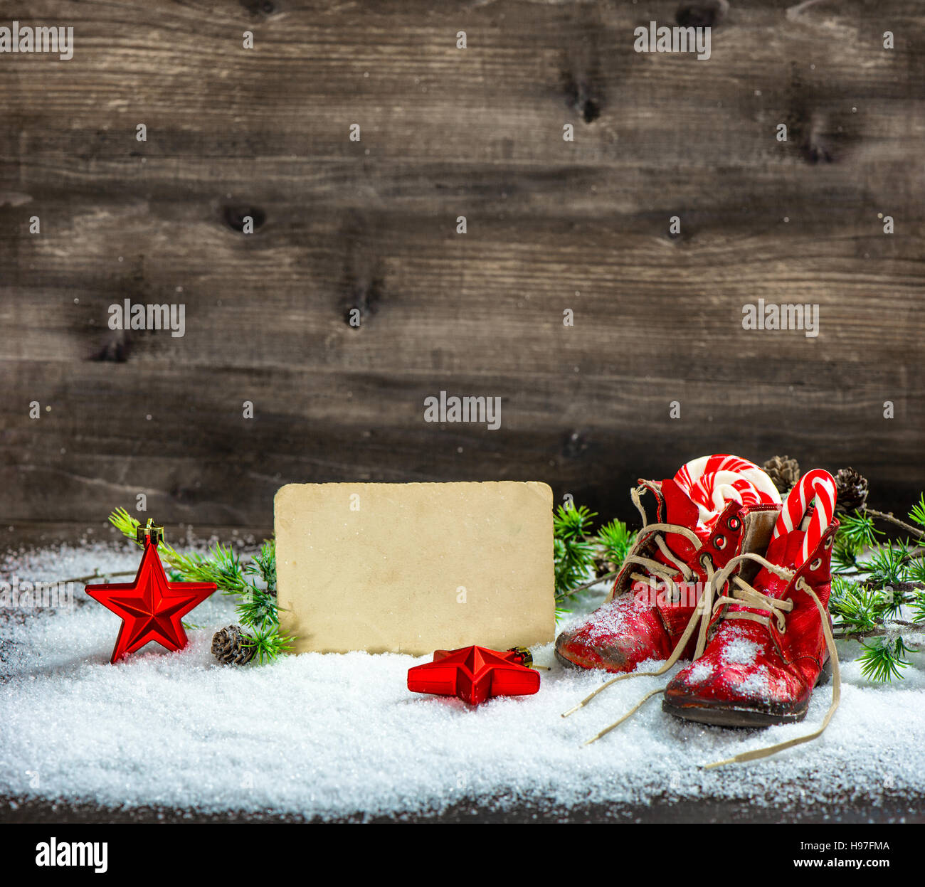 Vintage Immagini Natalizie Antiche.In Stile Vintage Decorazione Di Natale Stelle Rosse E Antichi Scarpe Per Bambini Nella Neve Cartolina Retro Con Spazio Per Il Testo Foto Stock Alamy