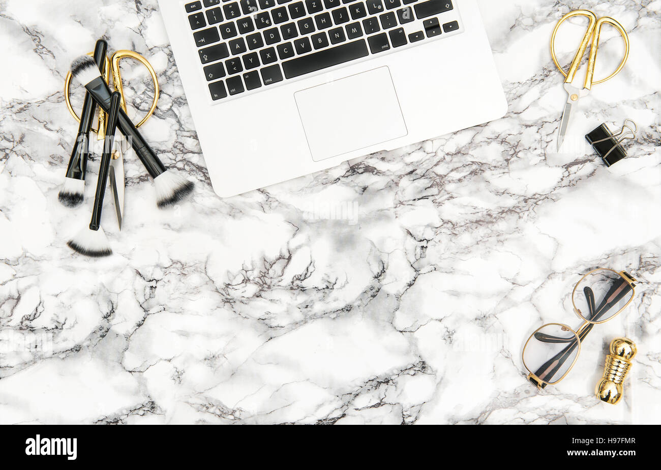Notebook, forniture e accessori femminili in marmo chiaro office desk sfondo. Moda laici piatta per blogger social media Foto Stock