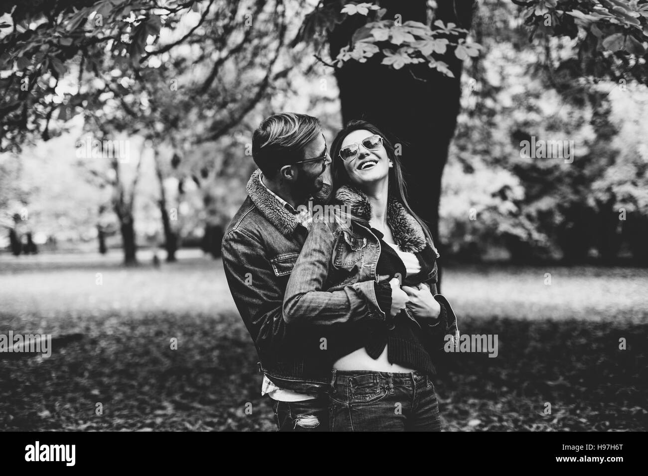 Coppia giovane divertirsi nel parco di autunno Foto Stock