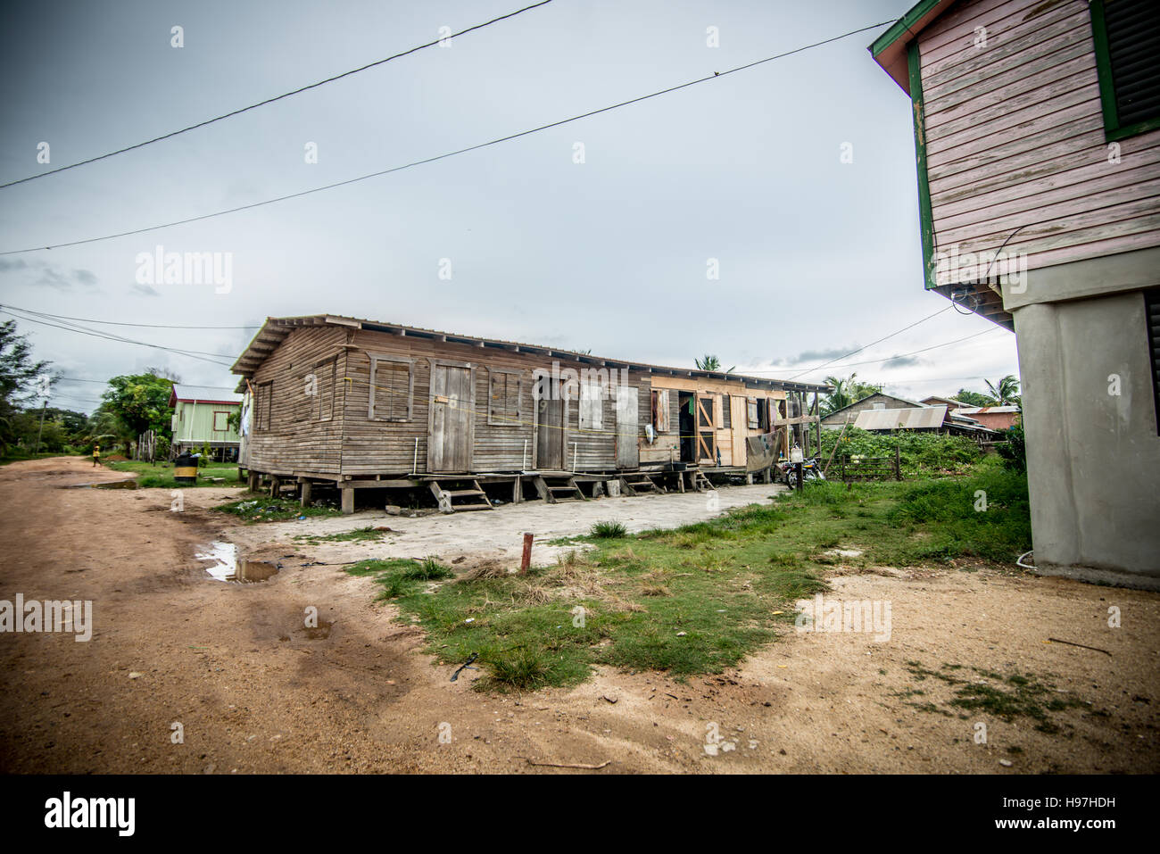 Belize piccole case di villaggio calda giornata di sole Foto Stock