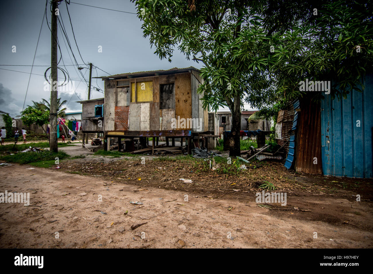 Belize piccole case di villaggio calda giornata di sole Foto Stock