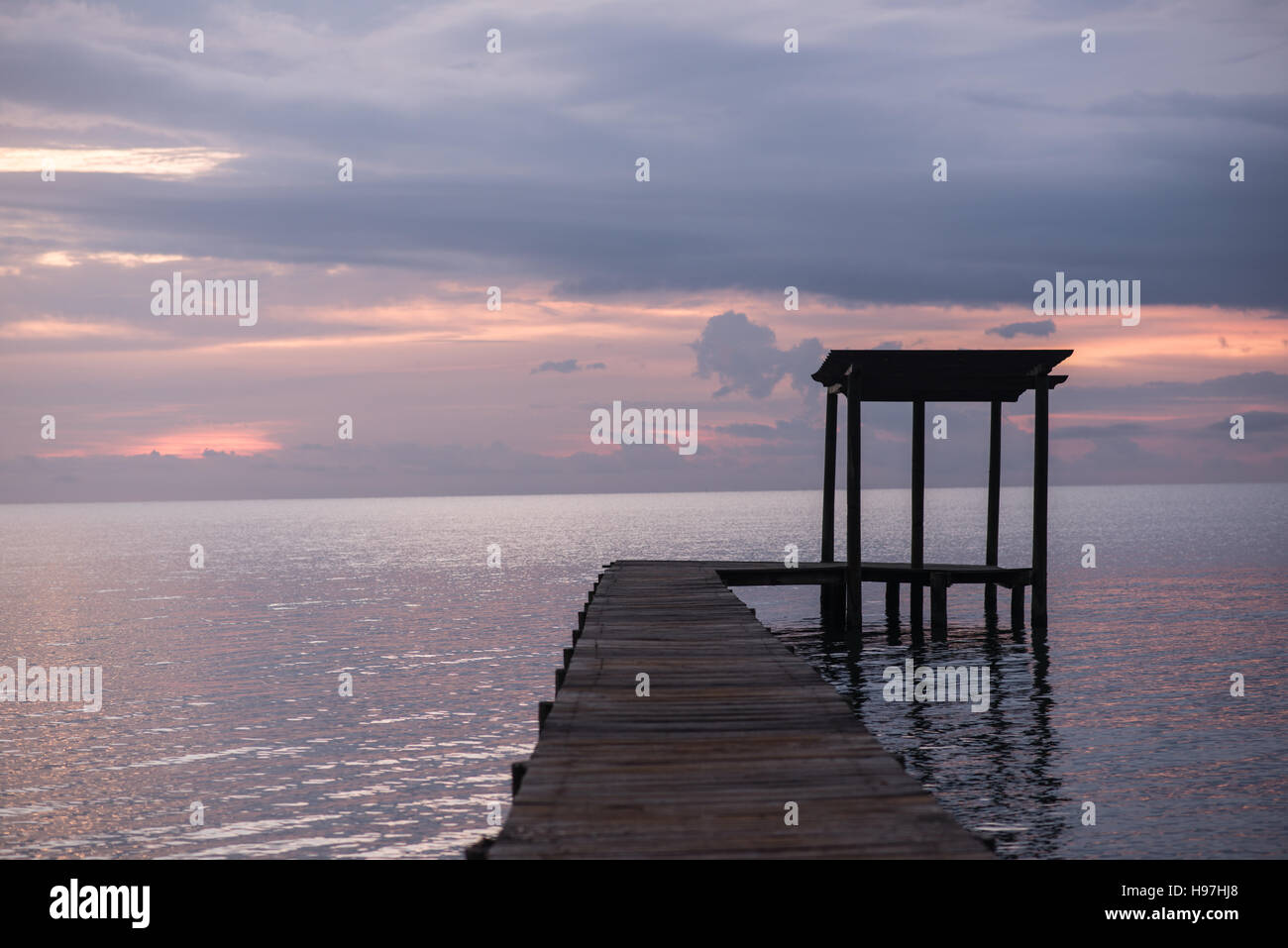 Dock del Belize presso Sunrise tranquillo Foto Stock