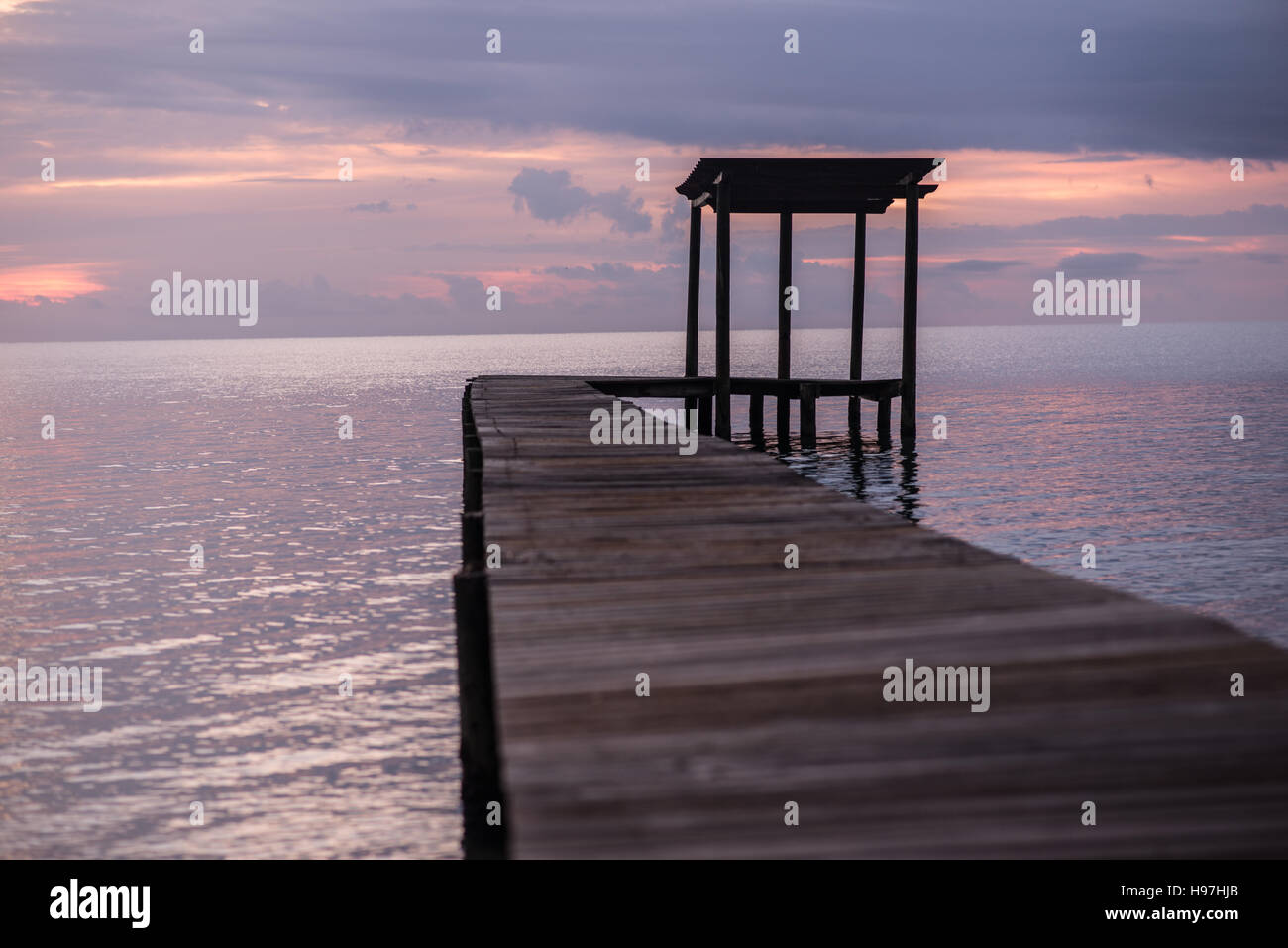 Dock del Belize presso Sunrise tranquillo Foto Stock