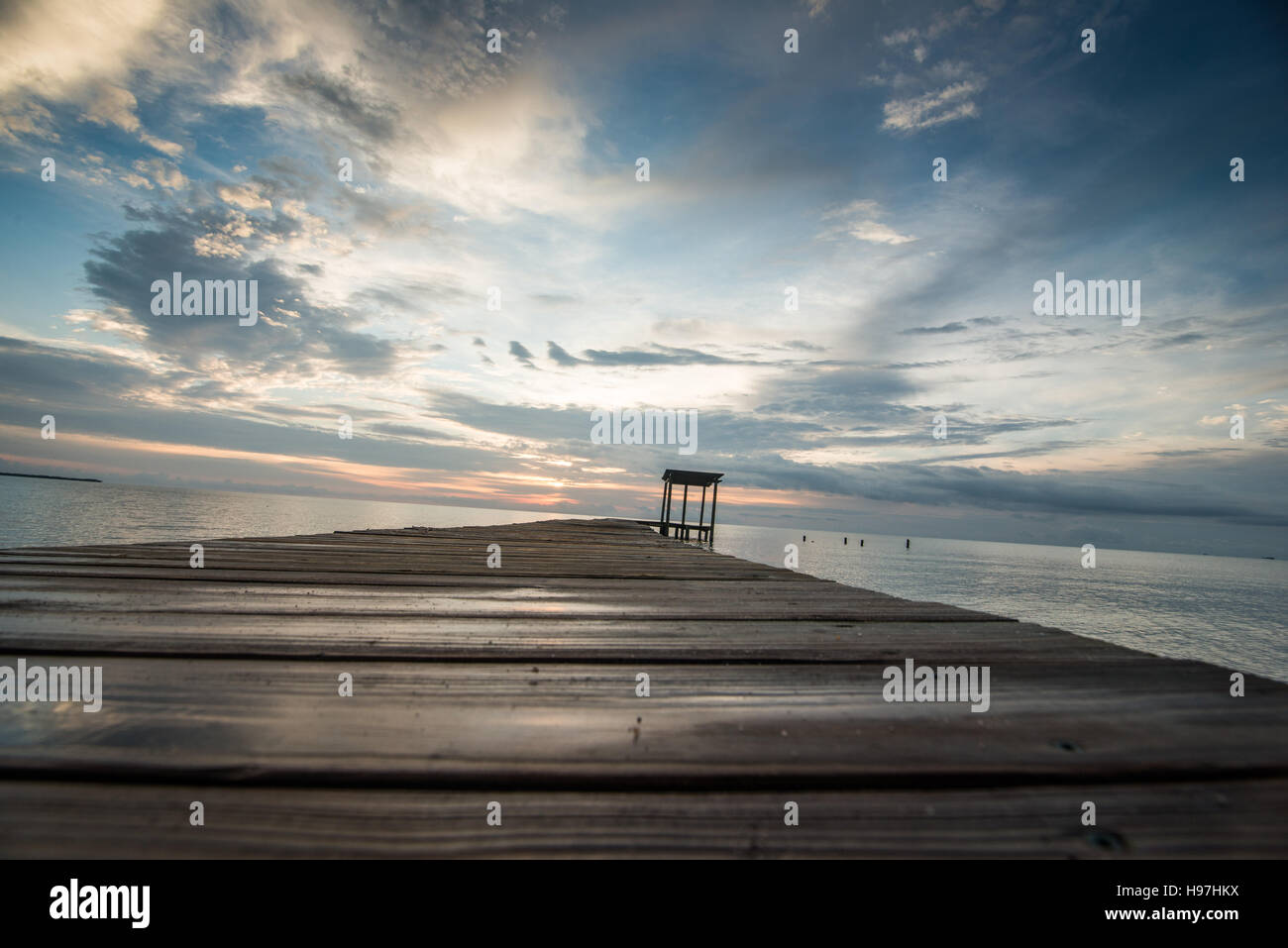 Dock del Belize presso Sunrise tranquillo Foto Stock