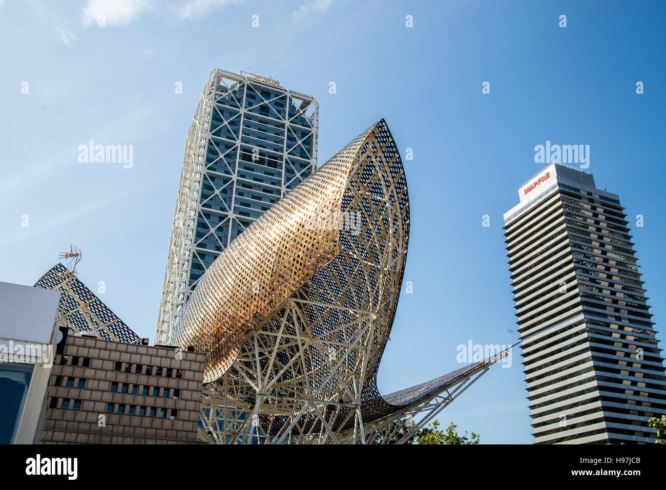 Scultura di pesce e gli edifici moderni a Port Olímpic Marina, Barcelona, Catalogna, Spagna. Foto Stock