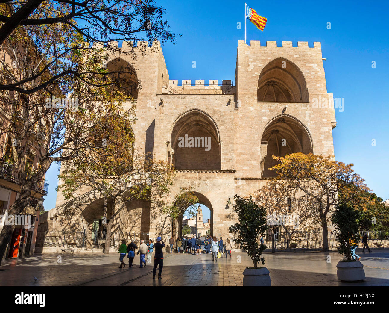 La facciata posteriore della porta di Serranos o Torri di Serranos, parte delle antiche mura della città di Valencia, Spagna Foto Stock