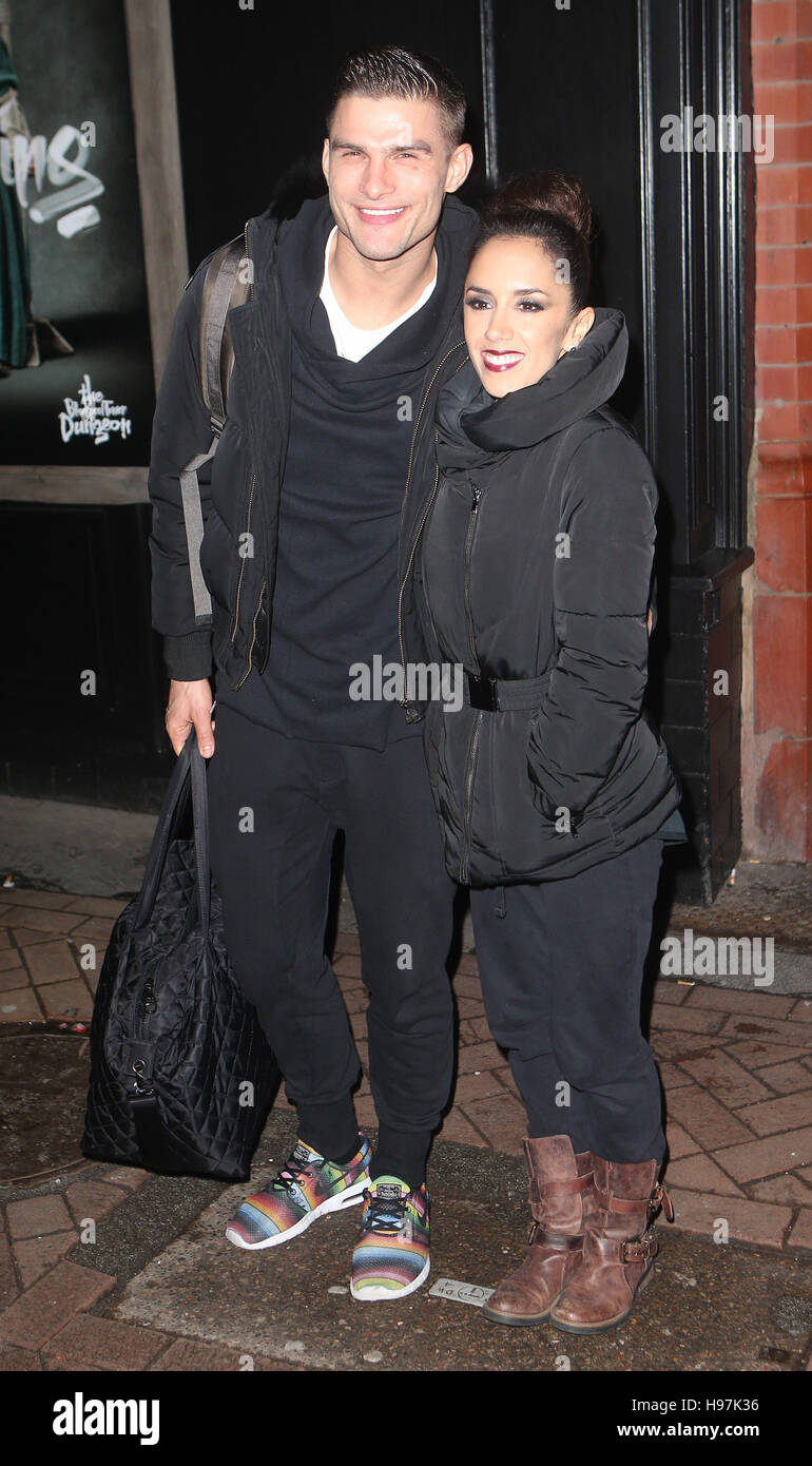 Strictly Come Dancing dancer Janette Manrara (destra) lascia la sala da ballo della Torre di Blackpool. Foto Stock